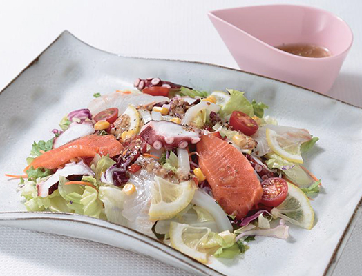 ② 海鮮カルパッチョ風サラダ　―「刺身盛合わせ」「カット野菜」を利用して―