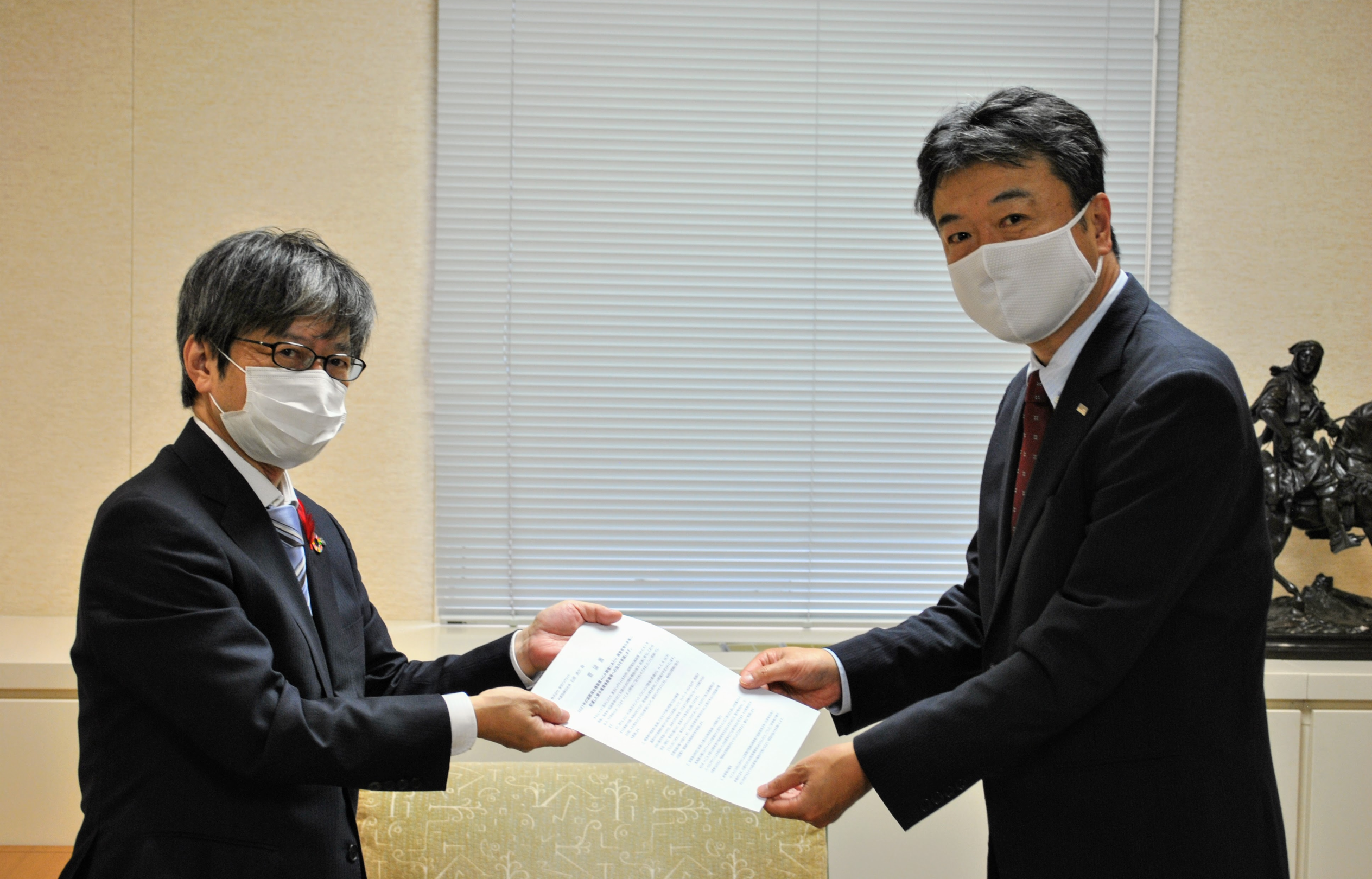 要望書を手交する本会理事長とビッグサイト木村部長の写真